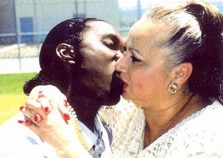 [Image: Charles-Cosby-kissing-Griselda-Blanco.jpg]